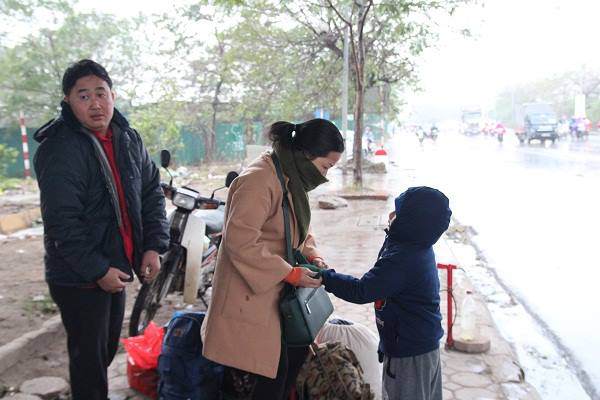 Hà Nội ùn tắc trong giá rét kỷ lục 9 độ kèm mưa, người dân chôn chân tại chỗ